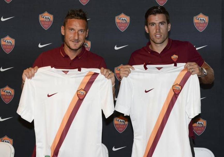 Capitan Totti e Kevin Strootman presentano la seconda maglia 2014-15 allo store Nike di Boston. Ansa